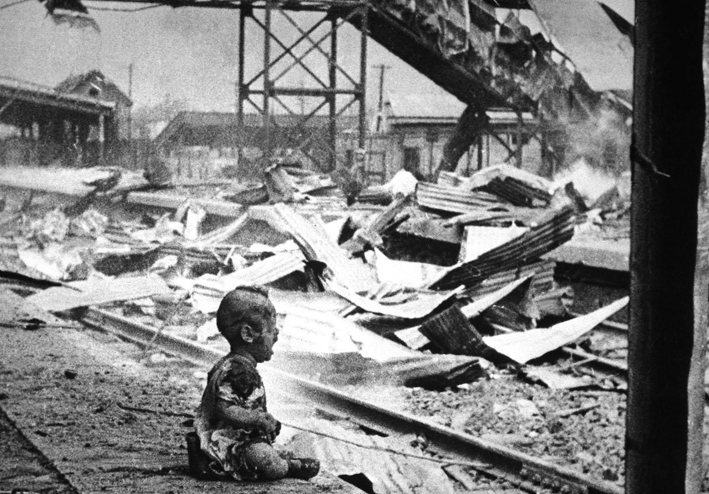 Sanglante samedi – les pleurs de bébé Chinois au milieu des ruines bombardées de Shanghai South Railway Station, 1937