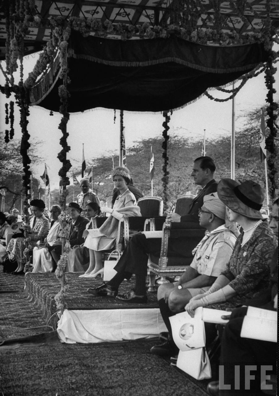 La reine Elizabeth II adresse à un vaste rassemblement de plus d'un quart de million en Inde, 1961