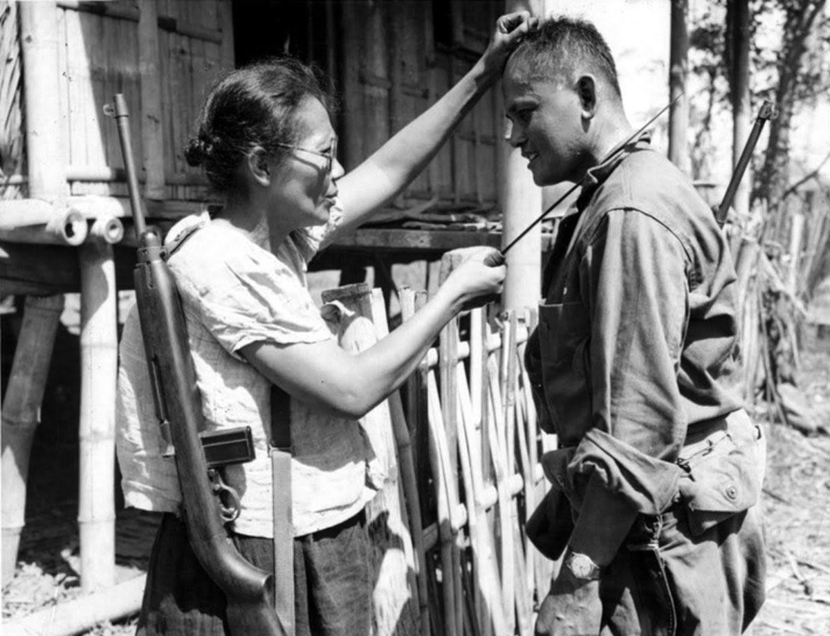 Le capitaine Nieves Fernandez montre un soldat Américain comment elle a utilisé son long couteau pour tuer silencieusement soldats Japonais pendant l'occupation, 1944