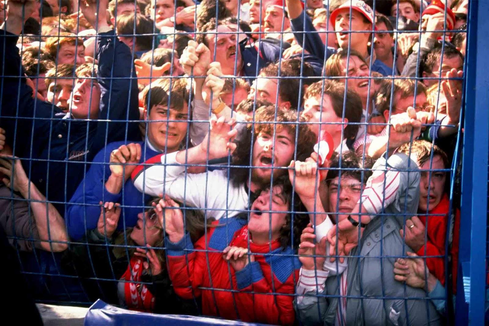 Les gens d'être écrasé contre un cours de clôture de l'homme de l'écraser au Stade de Hillsborough, 1989