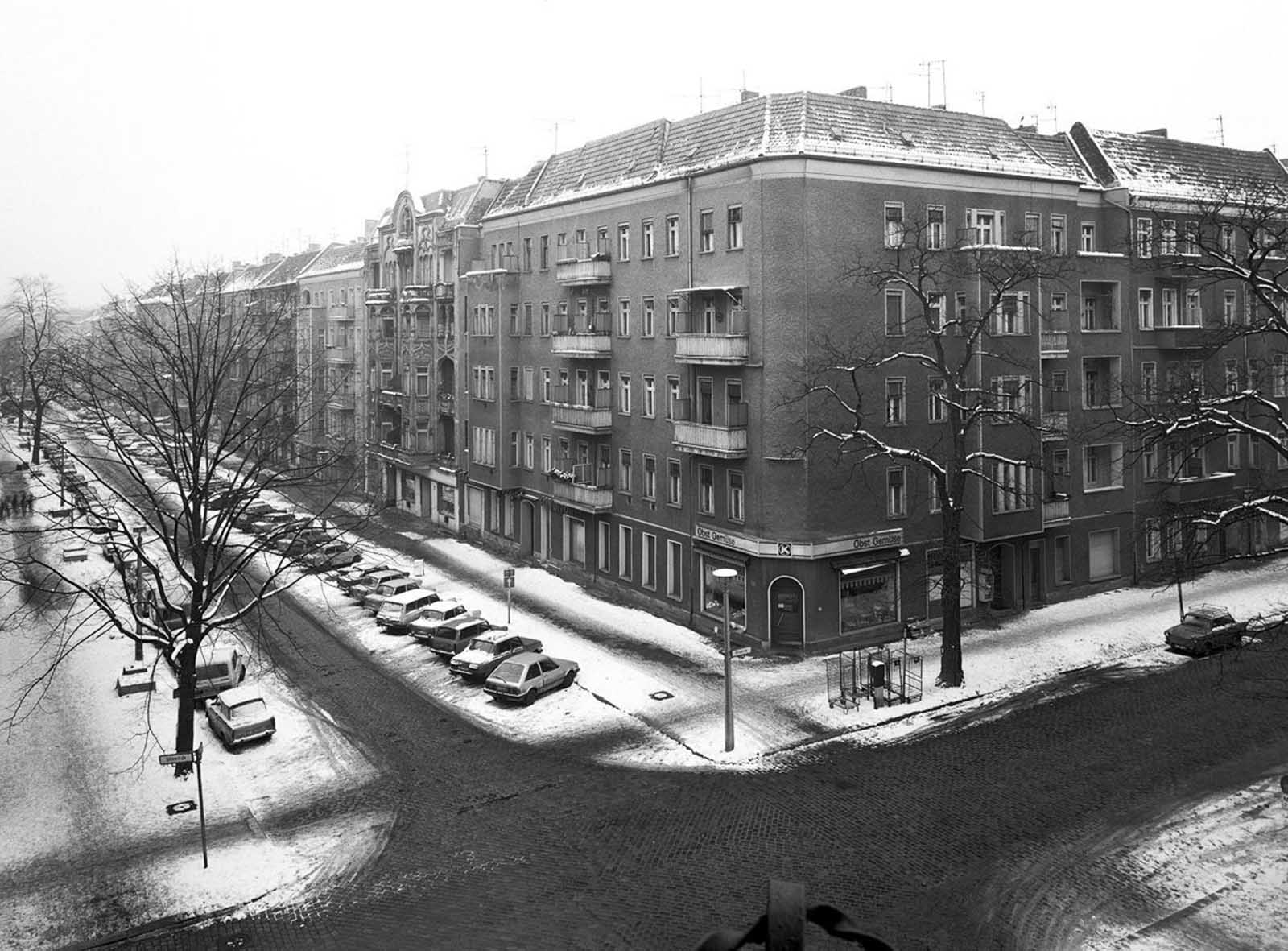 Ces images de la capture de la dynamique des résidents d'un seul à Berlin-Est, de la rue, 1986-1987