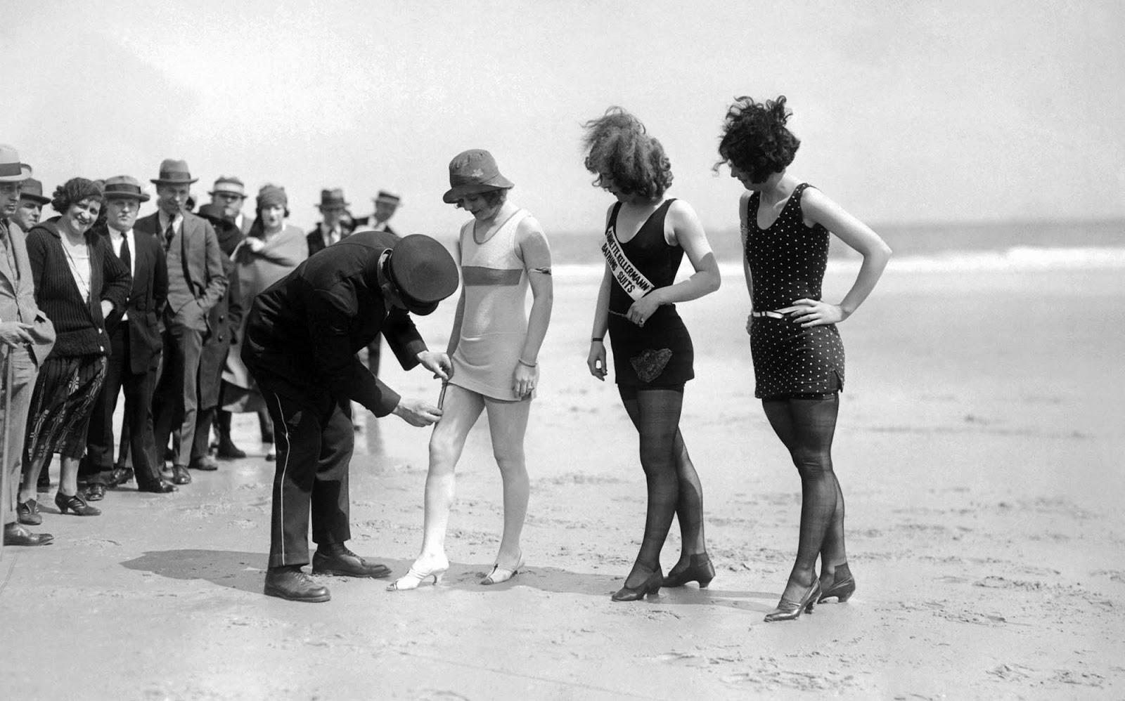 Les femmes d'être arrêté pour porter une seule pièce maillots de bain, dans les années 1920