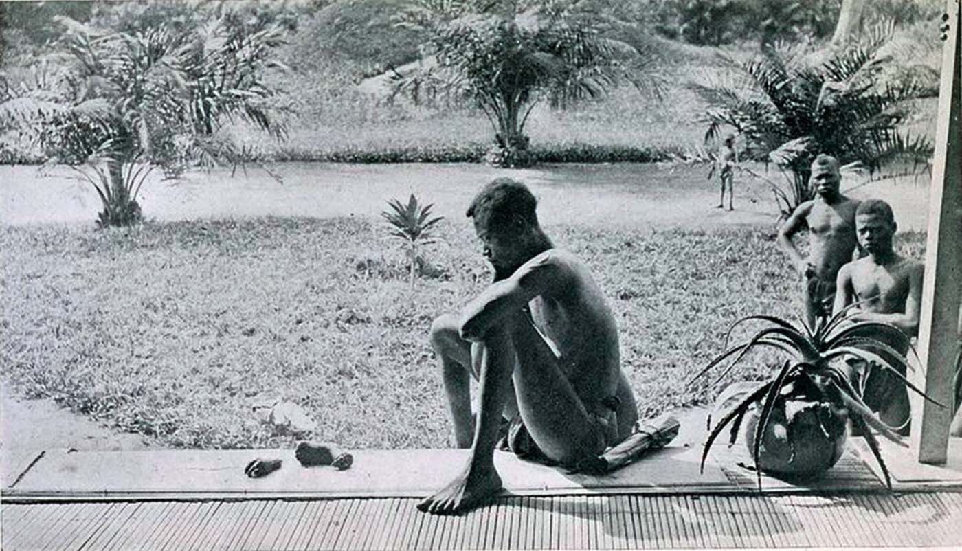 Le père regarde la main et du pied de son mandat de cinq ans, coupé comme une punition pour ne pas avoir à faire quotidiennement en caoutchouc quota, Congo Belge, 1904