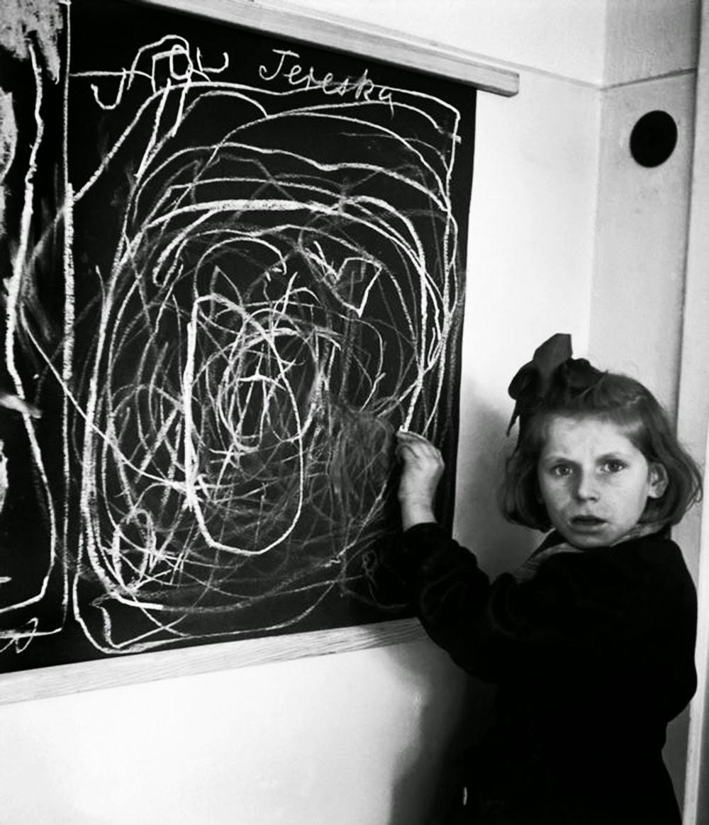 Une fille qui a grandi dans un camp de concentration dresse un tableau de la “maison” tout en vivant dans une résidence pour enfants perturbés, 1948