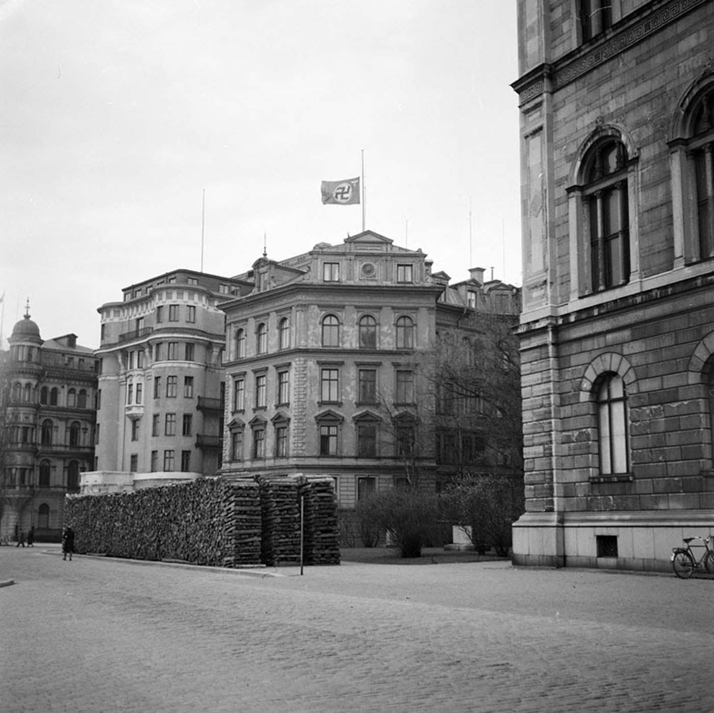 L'ambassade d'allemagne, en Suède, battant pavillon en berne le jour de Hitler est mort, 1945