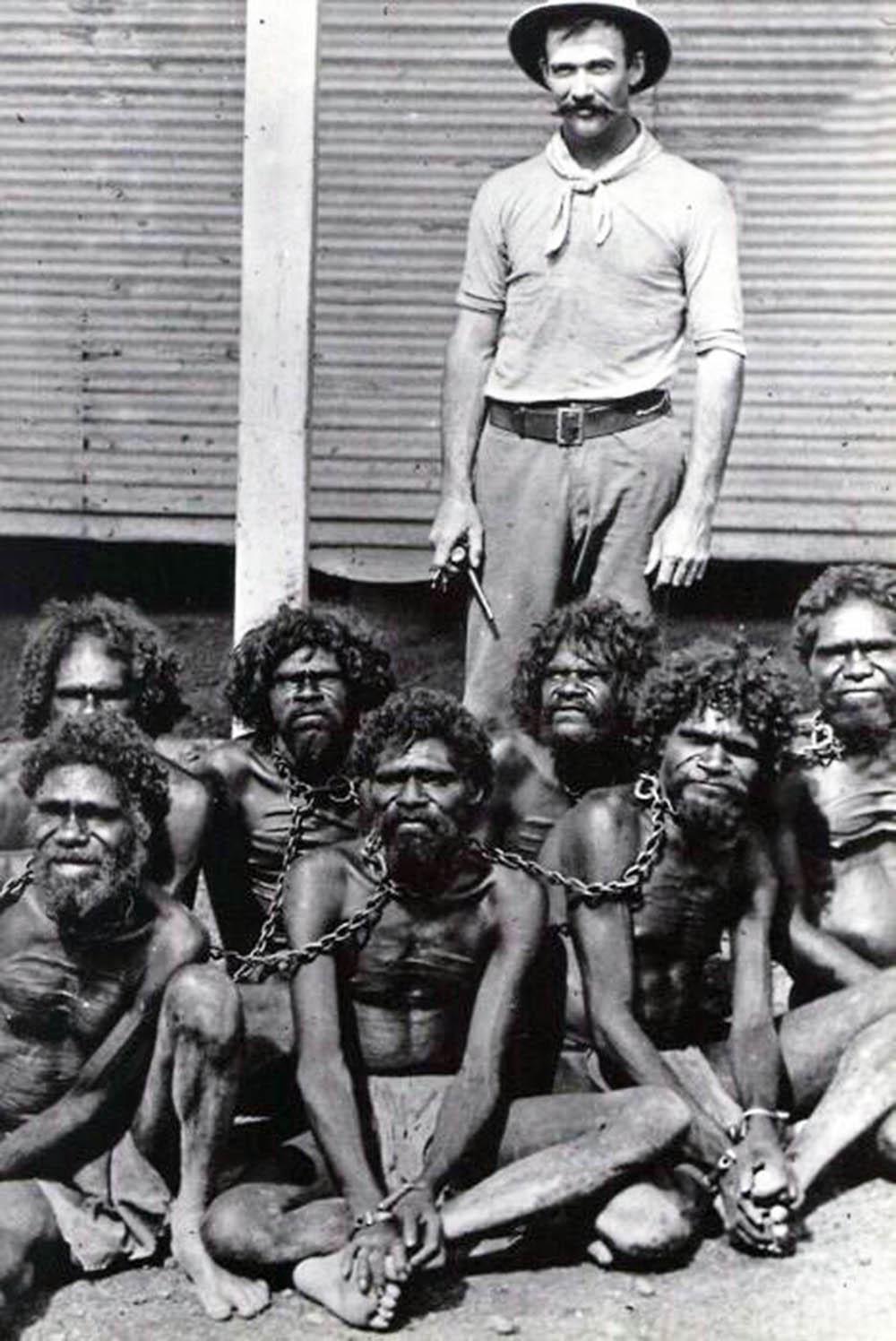 Les Aborigènes d'australie dans les chaînes de Wyndham prison, 1902