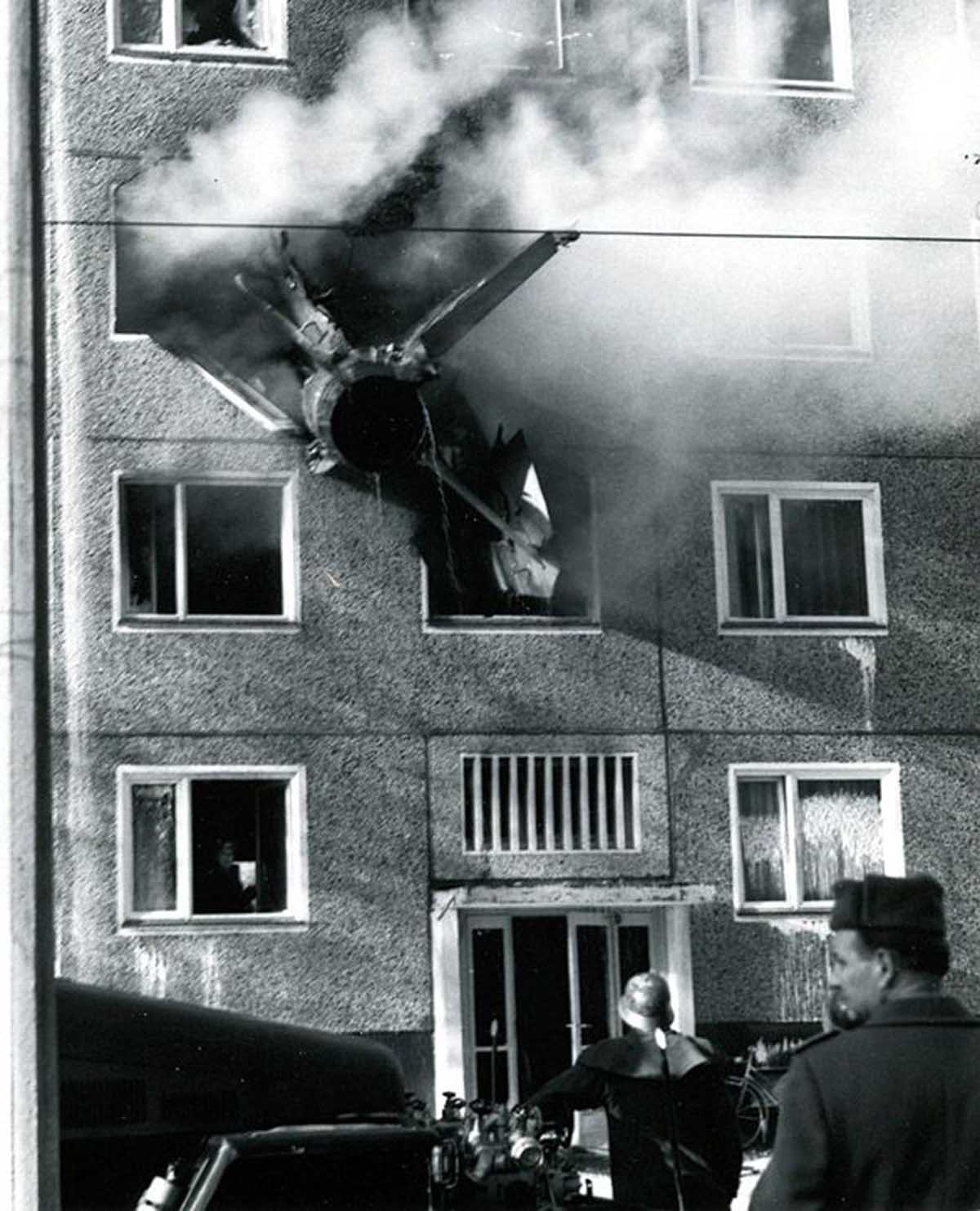 MiG-21 s'est écrasé dans l'Est de l'allemand bloc appartement, 1975