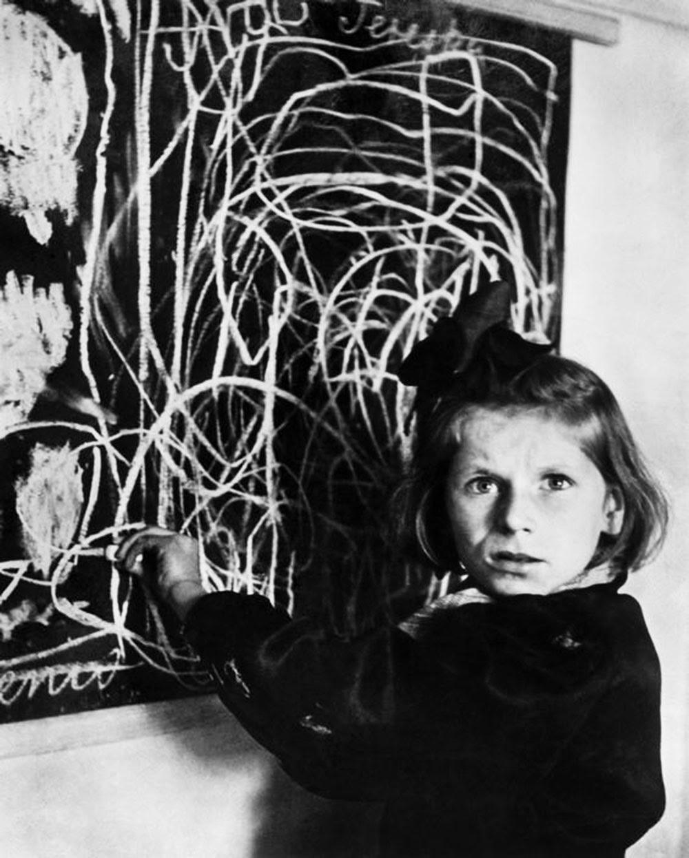 Une fille qui a grandi dans un camp de concentration dresse un tableau de la “maison” tout en vivant dans une résidence pour enfants perturbés, 1948