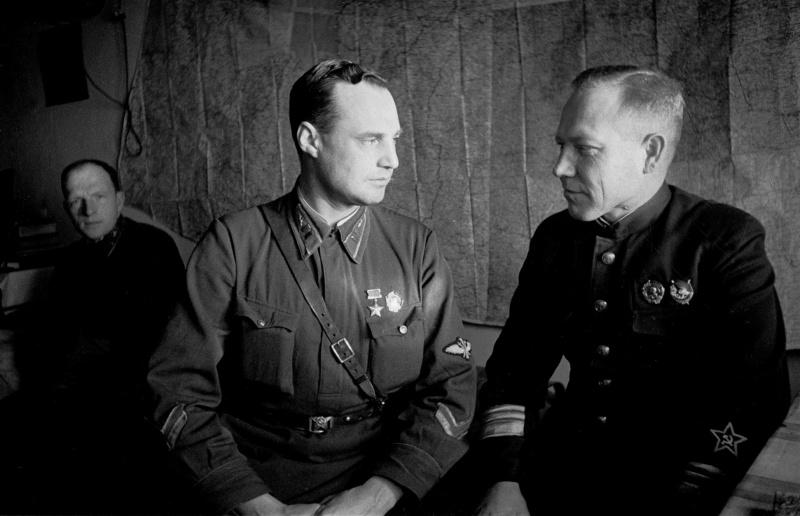 Héros de l'Union Soviétique, major Siècle, Tikhonov, le colonel est-à-dire les Logins et du cabinet de la commissaire [4]