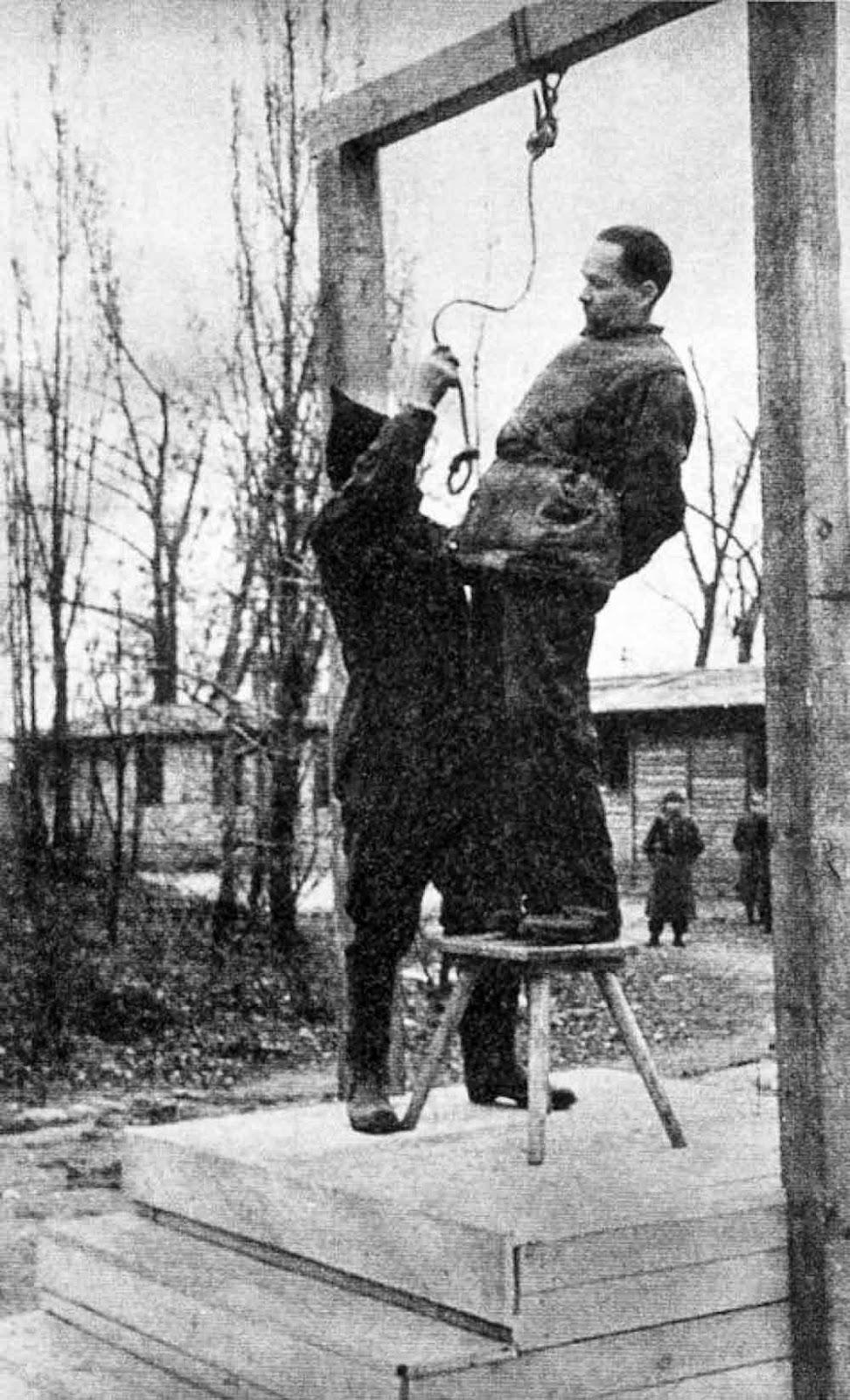 Rudolf Hoess, le commandant du camp de concentration d'Auschwitz, est pendu à côté du crématorium au camp, 1947
