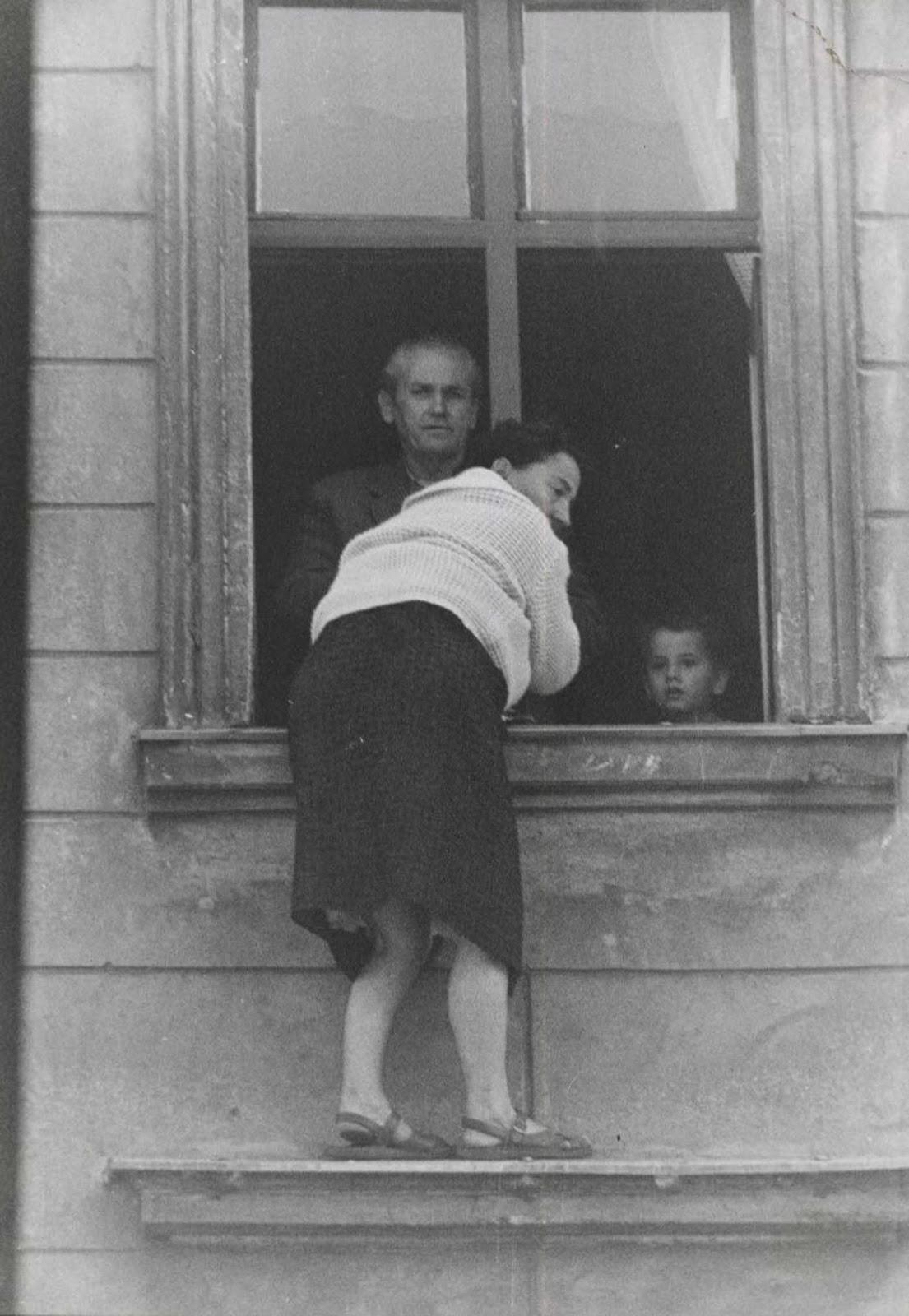 Quatre-année-vieux Michael Finder de l'Allemagne de l'est rejeté par son père dans un filet tenue par les pompiers à travers la frontière de Berlin-Ouest, 1961
