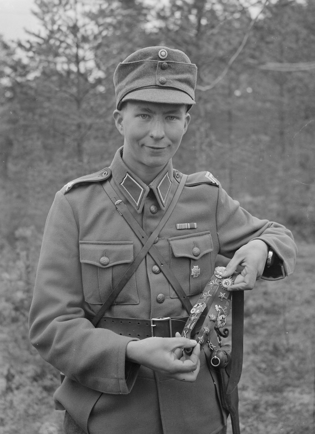 Le sergent finlandais Wehvilleinen montre sa collection d'insignes soviétiques