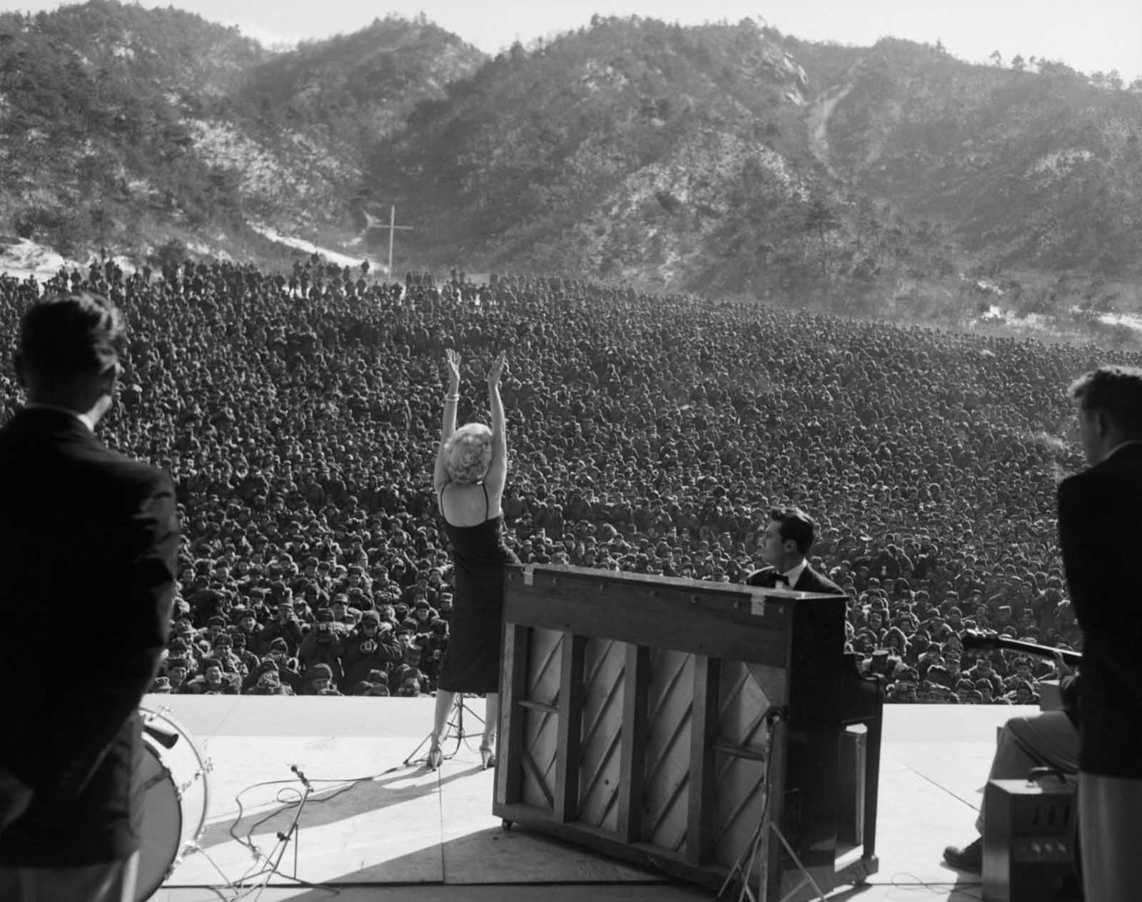 Marilyn Monroe de la scène pour des milliers de troupes Américaines en Corée, 1954