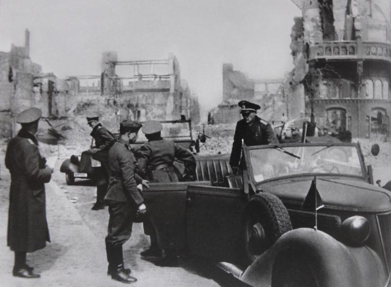Les officiers allemands dans la rue détruit Rotterdam