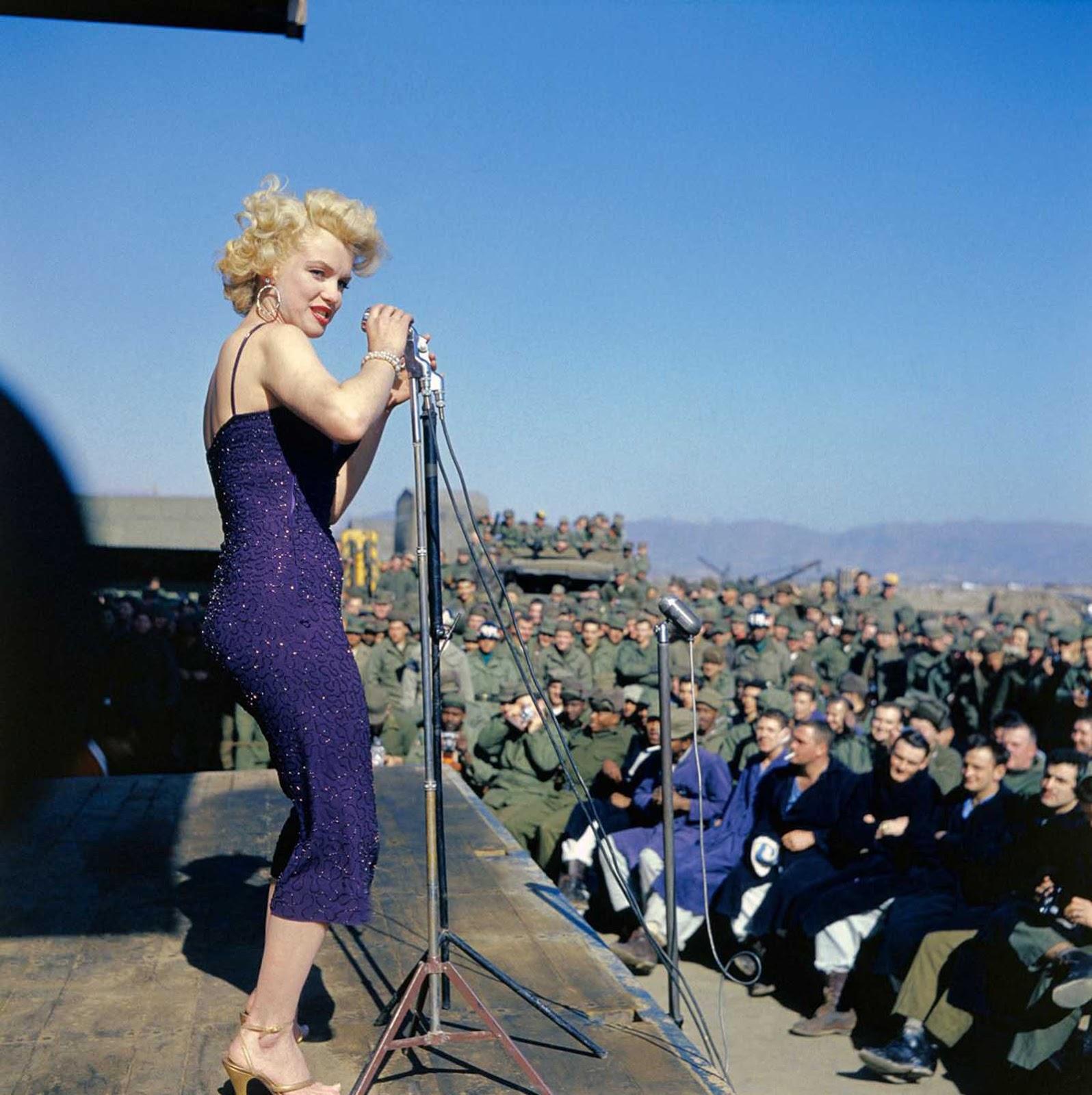 Marilyn Monroe de la scène pour des milliers de troupes Américaines en Corée, 1954