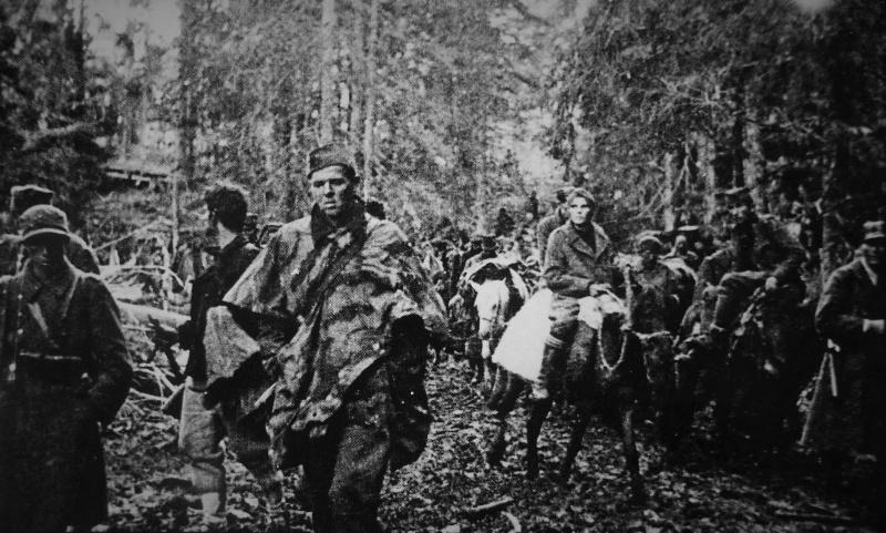 Les guérilleros de la 7ème Division Bani (NOV) en marche vers la ville de Clay