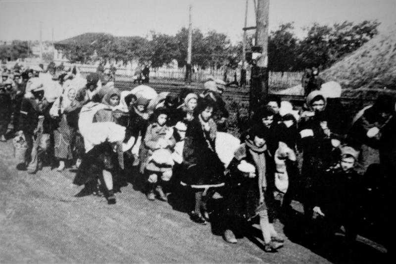 Colonne de Juifs escortés jusqu'au lieu d'exécution sous Krivoï Rog [2]
