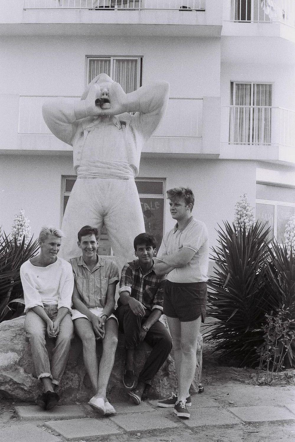 Le Soleil, La Mer Et Les Snapshots: Britannique Potes En Vacances À Ibiza (1984)