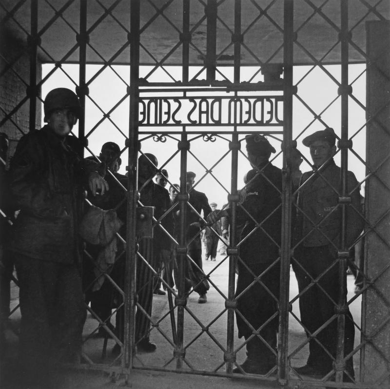Un soldat américain et libéré les prisonniers de la porte du camp de concentration de Buchenwald