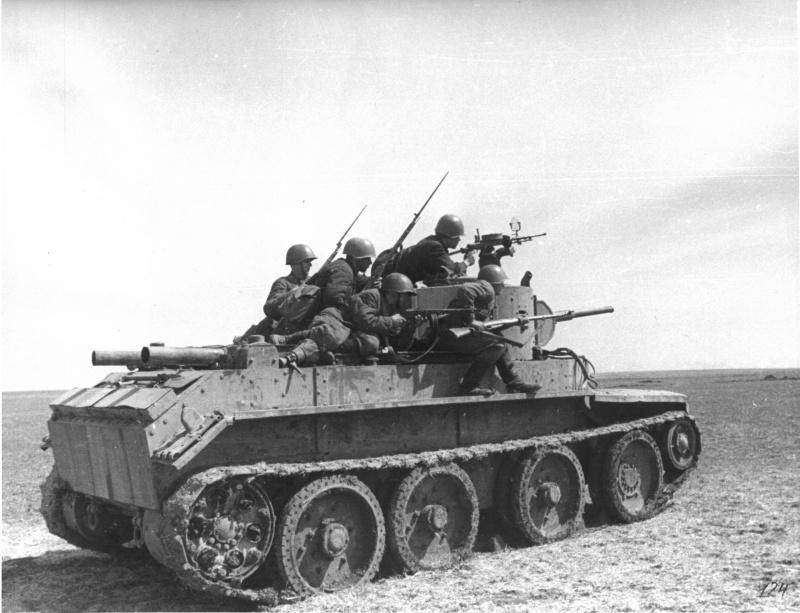 Les combattants de réservoir du débarquement sur le BT-7 à l'offensive sur le Sud-Ouest de l'avant
