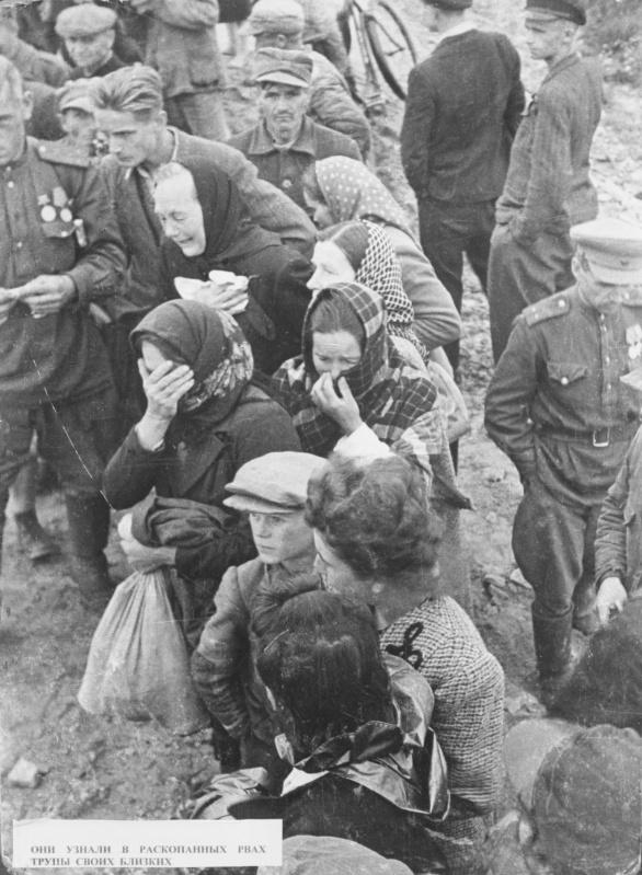 Les femmes pleurent les morts, à l'exhumation dans un camp de concentration Majdanek