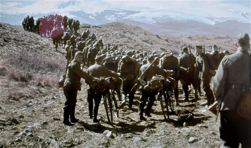 La colonne de soldats allemands sur le marché pendant l'invasion de la Grèce