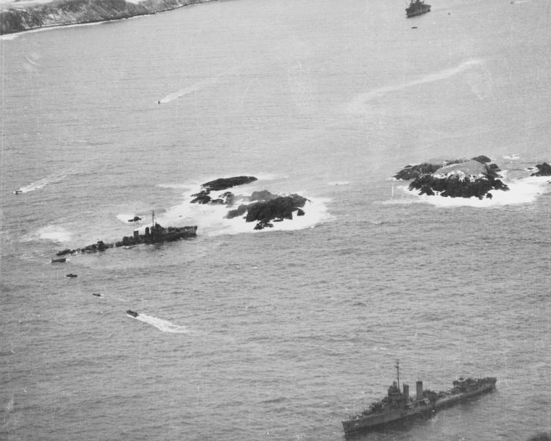 La mort du destroyer américain "Warden", volé sur les rochers près de l'île Amchitka