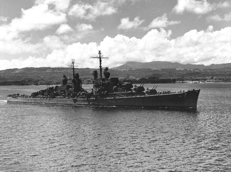 Américain le croiseur léger de «San Juan» dans le port de l'une des îles du Pacifique sud
