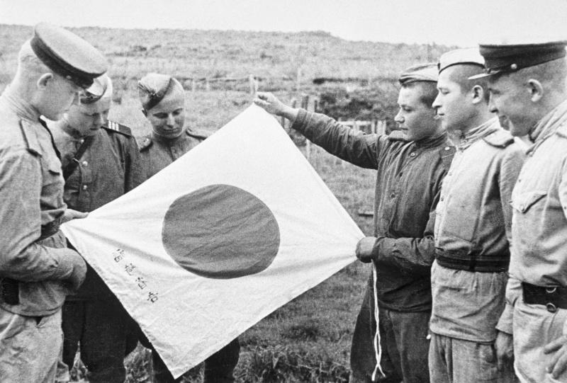 Soldats soviétiques et les commandants de visualisent abandonnée par les japonais drapeau