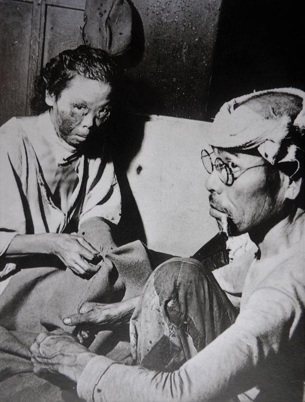 Les victimes du bombardement atomique d'Hiroshima à l'hôpital et dans le bâtiment de la banque [2]