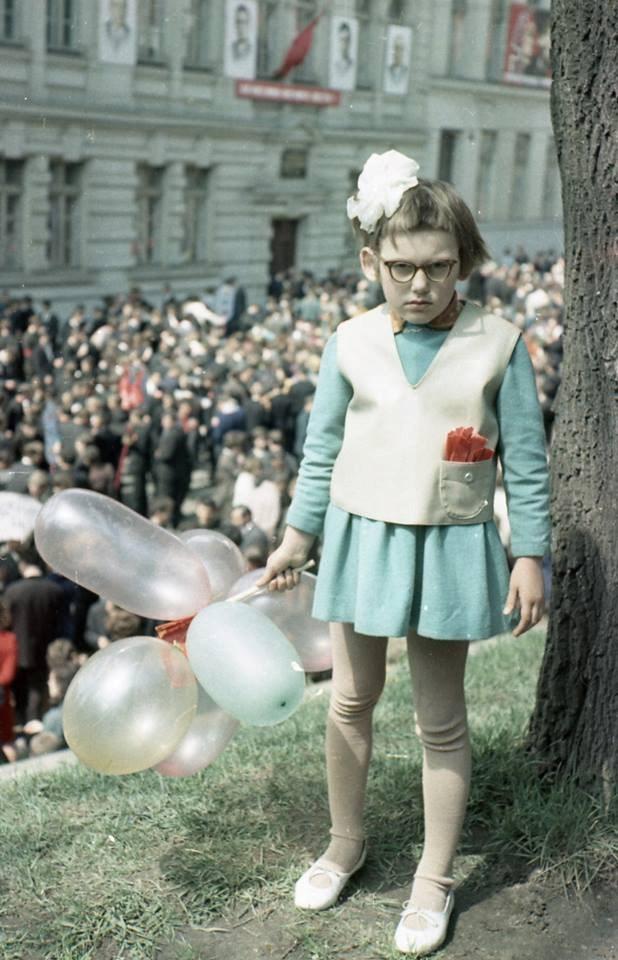 Jeune Fille À La Parade De La Journée – Lviv 1968