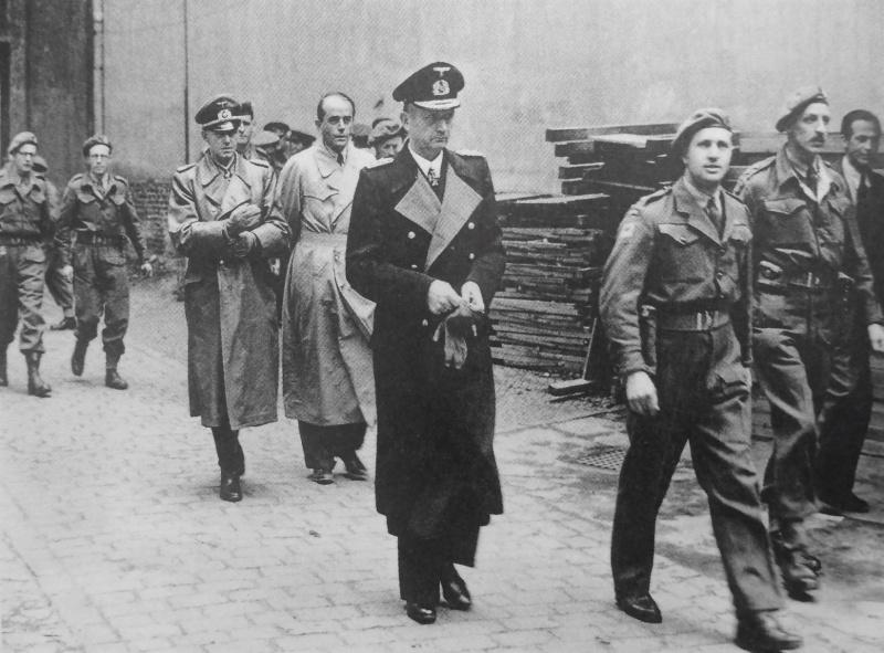 Dönitz, Speer et Yodel, arrêtés par les troupes britanniques de Flensburg
