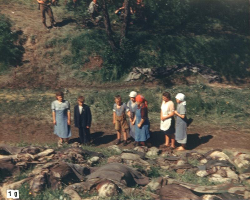Les habitants de exhumées des corps de prisonniers près de Nammering