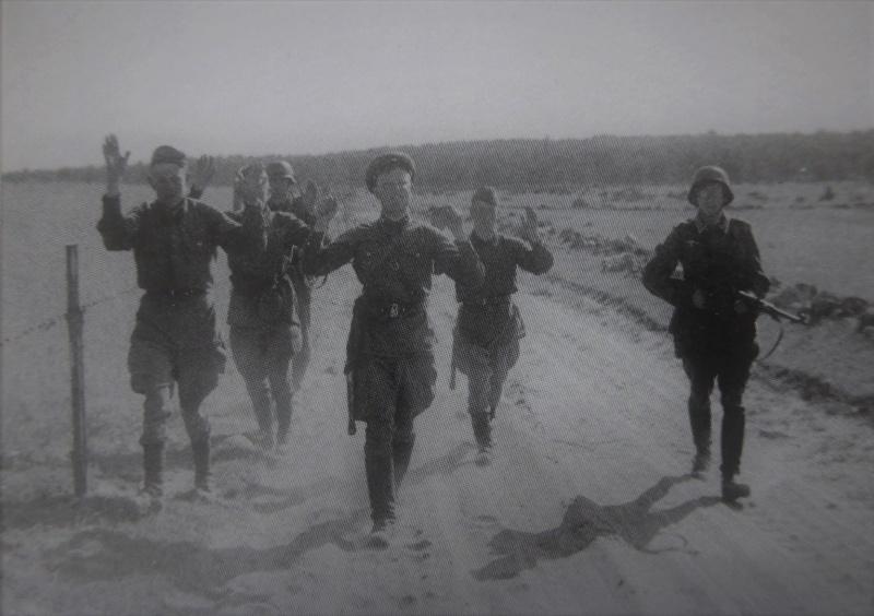 Des soldats allemands escortent des prisonniers de guerre soviétiques le long de la route sous la forge de Belostok.