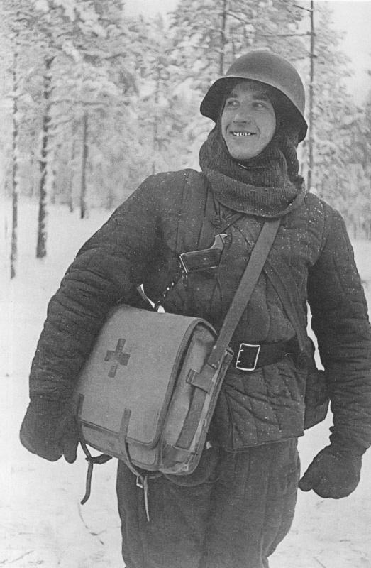 Ouvrier sanitaire soviétique posant pour un photographe.