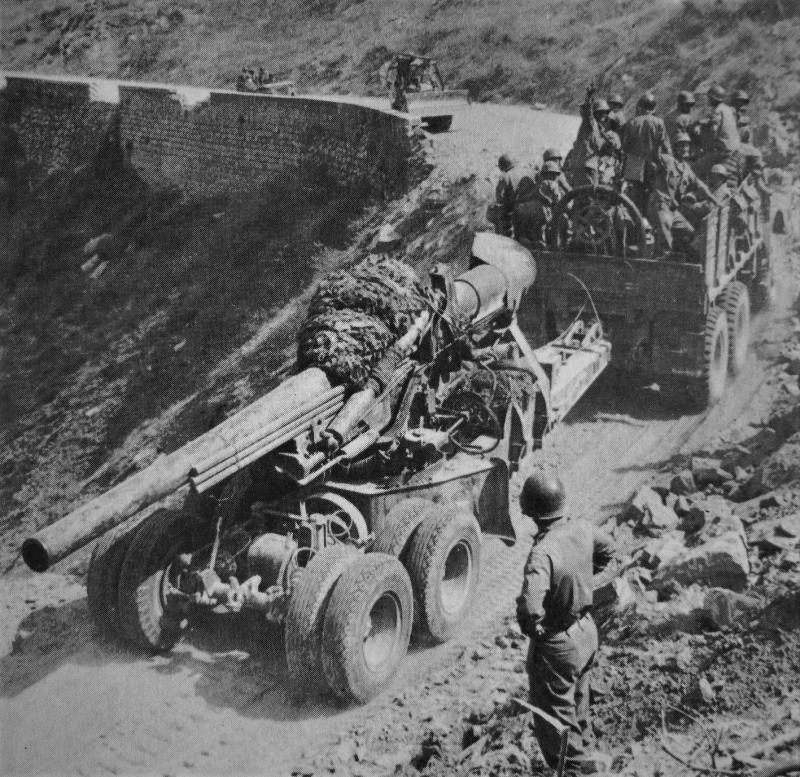 Remorquage américaine 150 mm canons sur la route de la Sicile