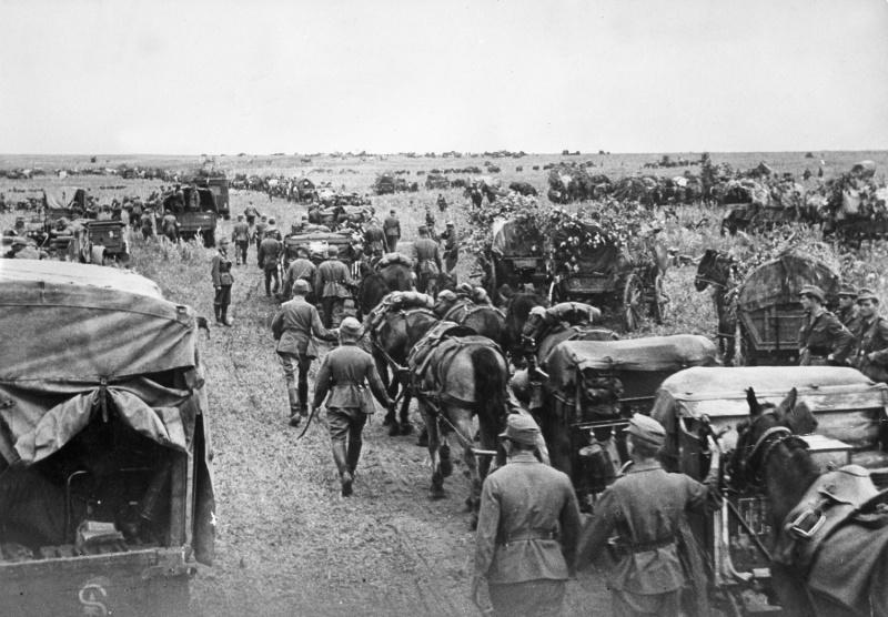 Les soldats de l'armée allemande sur le marché sur le front de l'Est