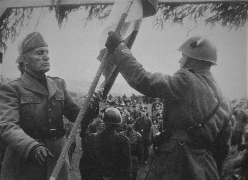 Mussolini lors de la cérémonie de la bannière de la division alpine «Monterosa»