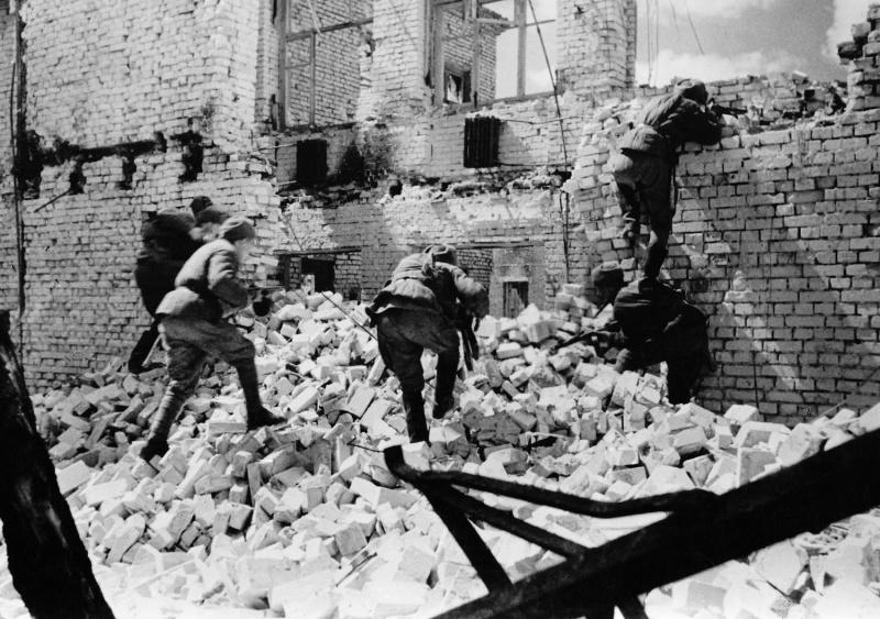Hommes de l'armée rouge mènent le combat sur les ruines de l'immeuble de Stalingrad [2]