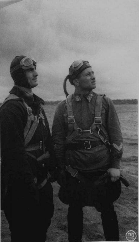 Les pilotes du 7e Régiment d'avions de chasse à la bannière rouge, A. Slonov et N. Svitenko
