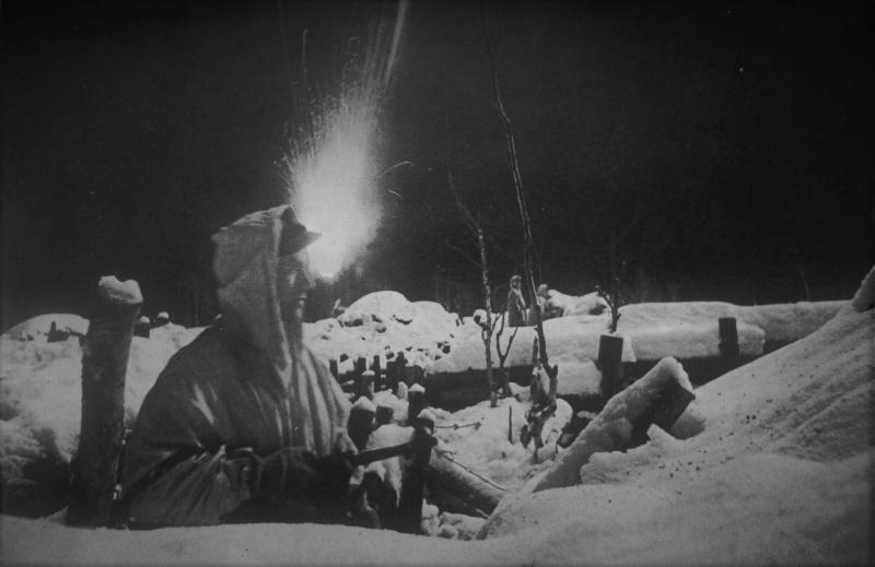 Fusée éclairante au-dessus de la pointe de la position de la partie de l'armée allemande à l'ouest de Zaporijia