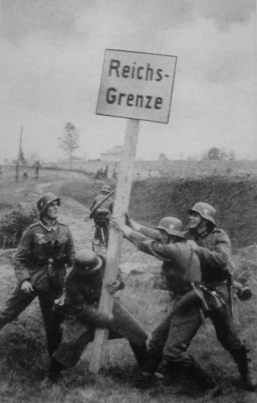 Les soldats allemands démontent des frontières poteau à la frontière avec la Tchécoslovaquie