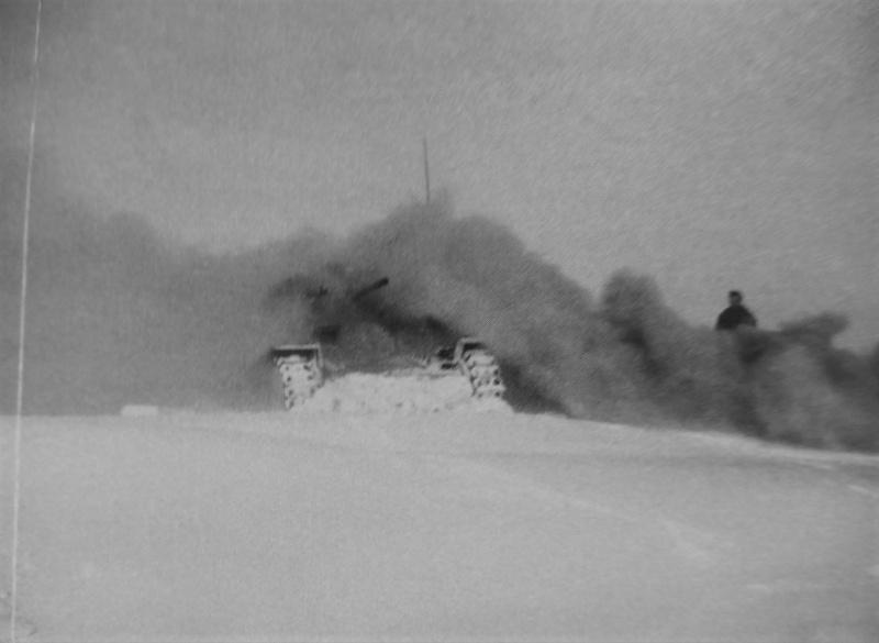 Un char allemand Pz.Kpfw.38(t), enveloppé dans un écran de fumée, se dresse sur la colline de la neige
