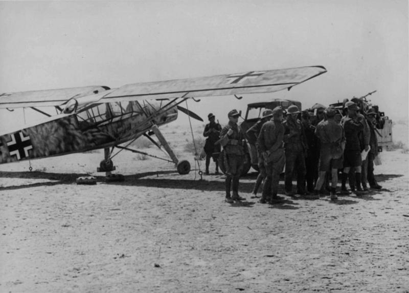 Un groupe de soldats Allemand Africaine boîtier de stationnement de l'agent de liaison de l'avion Fi gratuite.156