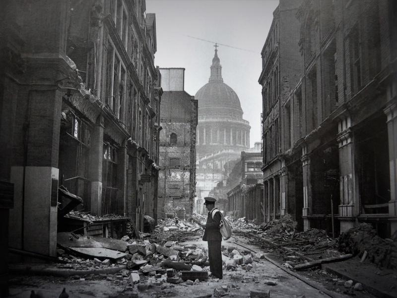 Facteur dans les maisons détruites par l'avinalet allemande de Watling Street à Londres