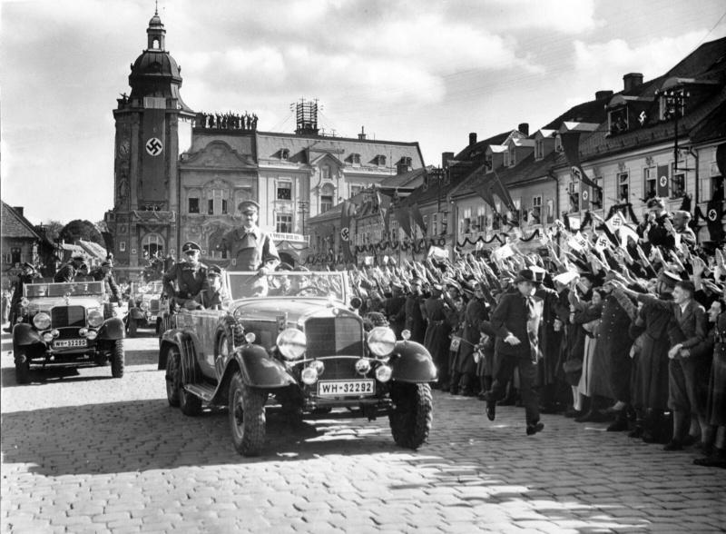 Les habitants de la ville Шлукенау saluent Hitler, voyageant dans une voiture Mercedes-Benz G4