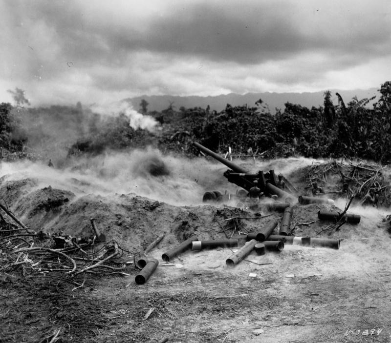 Le calcul américaine de 155 mm canon M1 fait feu sur les troupes japonaises sur l'île de Bougainville