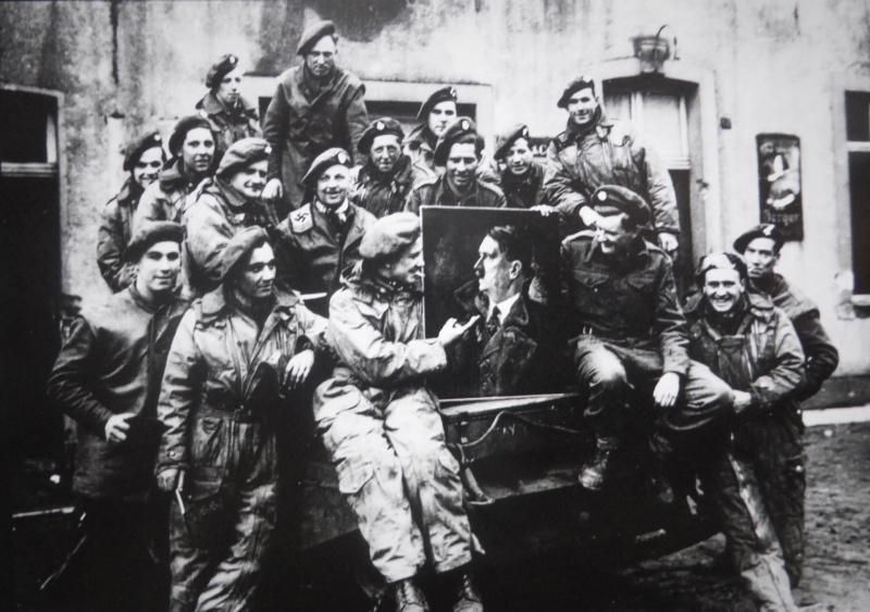 Les soldats et les officiers britanniques de la 7-ème blindé de la division de poser avec le portrait de Hitler