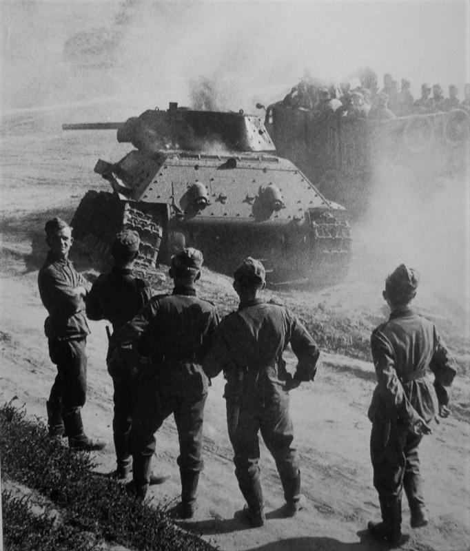 Les soldats allemands regardent détruit un char soviétique T-34