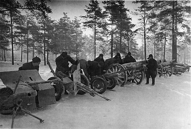 Les soldats de l'armée rouge visualisent capturé finlandais de l'artillerie